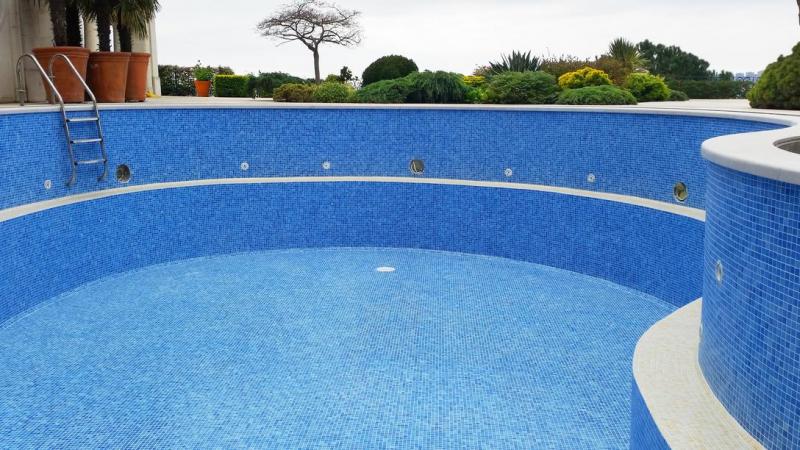 Les secrets d'une r&eacute;novation r&eacute;ussie pour votre piscine &agrave; MATHAY